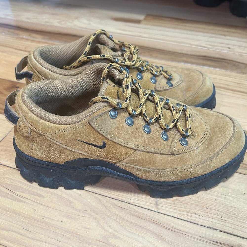 Nike Lahar Low in Wheat